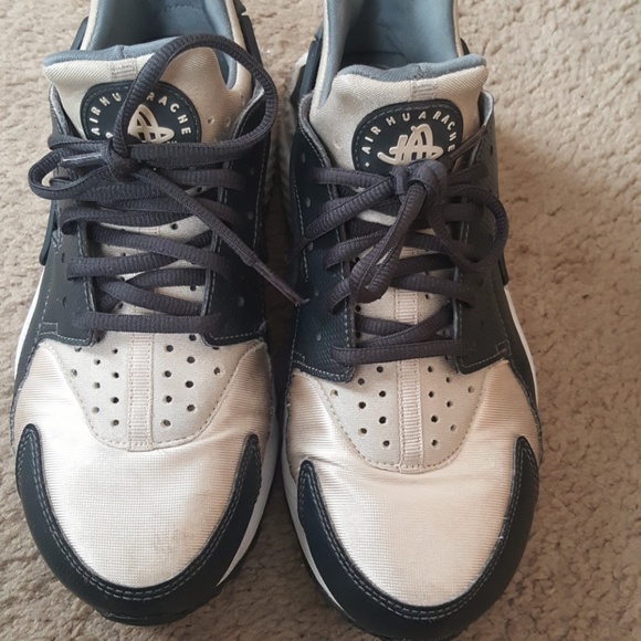 Nike Shoes - 1 HR SALE!!!Women's NIKE Air Huarache Run Sneakers